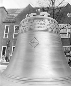 884812 Afbeelding van de Agnes Maior-luidklok op een aanhanger op het Domplein te Utrecht, voordat ie getakeld wordt op ...